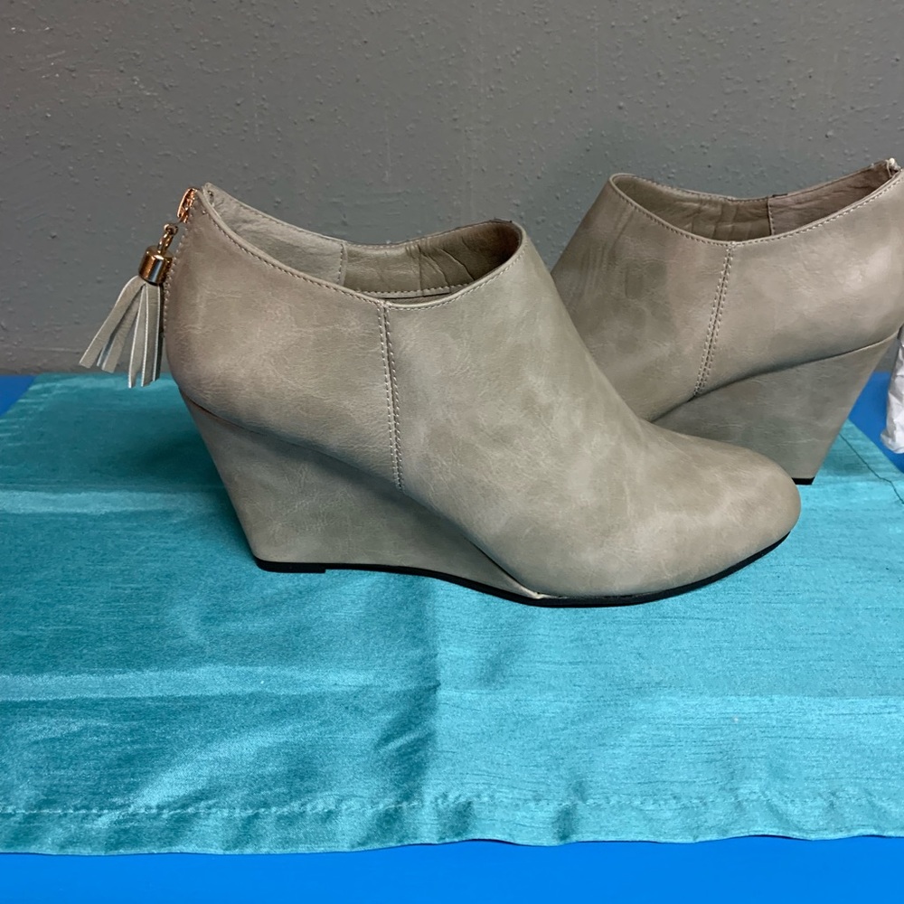 Journey & Crew Collins gray wedges